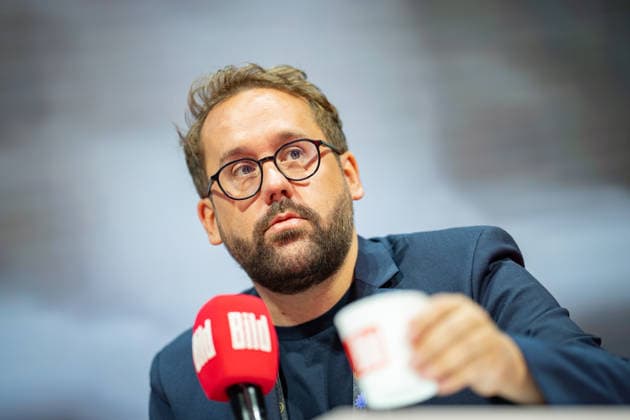 Paul Ronzheimer, Journalist und Podcaster während der Aufzeichung seines Podcast ;OMR26 Festival in Hamburg, Hamburg Hamburg Deutschland Messe