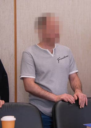 05.05.2026, xblx, Lokales, Mordanklage; der Angeklagte im Gerichtssaal ; die Staatsanwaltschaft wirft einem 37 Jahre alten Mann vor, den neuen Partner seiner Ehefrau getötet zu haben. Dabei soll er über 70 Mal auf den Mann eingestochen haben. Frankfurt am Main