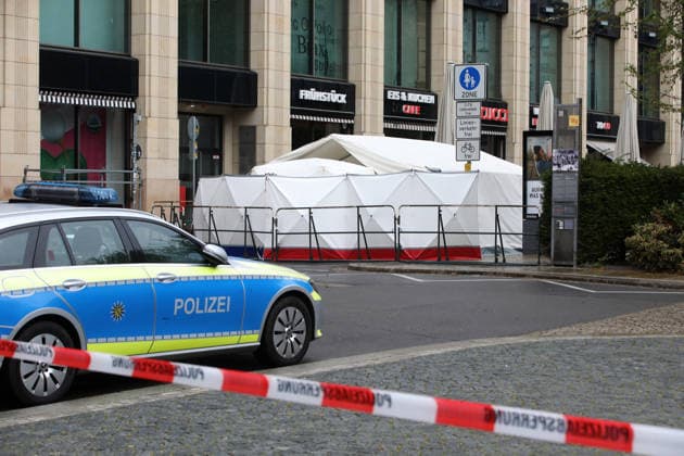 spurensuche nach amokfart in leipzig Leipzig , 05.05.2036 Einen Tag nach der Amokfahrt von Jeffrey K. in der Grimmaische Straße in der Leipziger Innenstadt sucht die Polizei weitehin nach Spuren Sachsen deutschland Copyright: xMatthiasxGränzdörferx