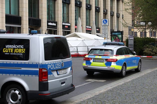 spurensuche nach amokfart in leipzig Leipzig , 05.05.2036 Einen Tag nach der Amokfahrt von Jeffrey K. in der Grimmaische Straße in der Leipziger Innenstadt sucht die Polizei weitehin nach Spuren Sachsen deutschland Copyright: xMatthiasxGränzdörferx