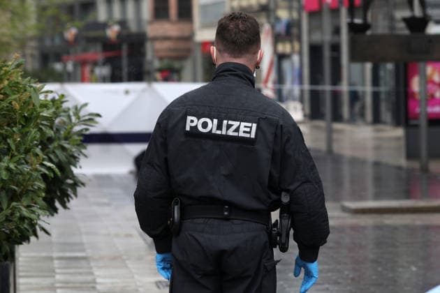 spurensuche nach amokfart in leipzig Leipzig , 05.05.2036 Einen Tag nach der Amokfahrt von Jeffrey K. in der Grimmaische Straße in der Leipziger Innenstadt sucht die Polizei weitehin nach Spuren Sachsen deutschland Copyright: xMatthiasxGränzdörferx