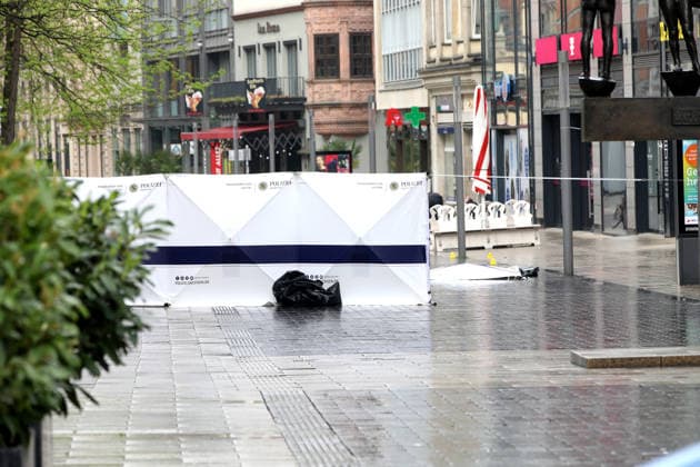 spurensuche nach amokfart in leipzig Leipzig , 05.05.2036 Einen Tag nach der Amokfahrt von Jeffrey K. in der Grimmaische Straße in der Leipziger Innenstadt sucht die Polizei weitehin nach Spuren Sachsen deutschland Copyright: xMatthiasxGränzdörferx