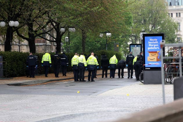 spurensuche nach amokfart in leipzig Leipzig , 05.05.2036 Einen Tag nach der Amokfahrt von Jeffrey K. in der Grimmaische Straße in der Leipziger Innenstadt sucht die Polizei weitehin nach Spuren Sachsen deutschland Copyright: xMatthiasxGränzdörferx