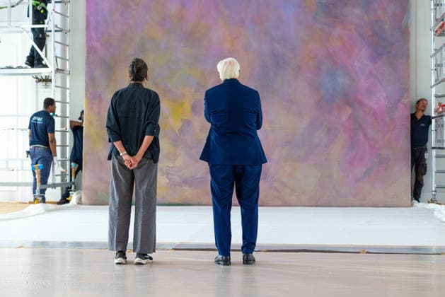 Sanierungsarbeiten im Schloss Bellevue Abbau des Kunstwerks von Künstler Gotthard Graubner im Großen Saal des Schlosses Bellevue. Deutschland, Berlin am 5. Mai 2026: Restauratorin Hana Streicher erläutert Bundespräsident Frank-Walter Steinmeier im großen Festsaal den Abbau des Kunstwerks. Im Zuge der über 600¯Millionen Euro teuren grundlegenden Sanierung des Amtssitzes des deutschen Bundespräsidenten werden an den Wandflächen der beiden Stirnseiten des Großen Saales zwei großformatige Farbraumkörper (Kissenbilder) des Künstlers Gotthard Graubner mit dem Titel Begegnungen (1988) abgehängt.