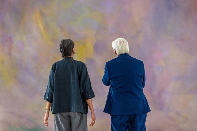 Sanierungsarbeiten im Schloss Bellevue Abbau des Kunstwerks von Künstler Gotthard Graubner im Großen Saal des Schlosses Bellevue. Deutschland, Berlin am 5. Mai 2026: Restauratorin Hana Streicher erläutert Bundespräsident Frank-Walter Steinmeier im großen Festsaal den Abbau des Kunstwerks. Im Zuge der über 600¯Millionen Euro teuren grundlegenden Sanierung des Amtssitzes des deutschen Bundespräsidenten werden an den Wandflächen der beiden Stirnseiten des Großen Saales zwei großformatige Farbraumkörper (Kissenbilder) des Künstlers Gotthard Graubner mit dem Titel Begegnungen (1988) abgehängt.
