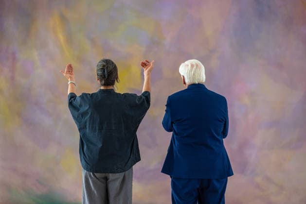 Sanierungsarbeiten im Schloss Bellevue Abbau des Kunstwerks von Künstler Gotthard Graubner im Großen Saal des Schlosses Bellevue. Deutschland, Berlin am 5. Mai 2026: Restauratorin Hana Streicher erläutert Bundespräsident Frank-Walter Steinmeier im großen Festsaal den Abbau des Kunstwerks. Im Zuge der über 600¯Millionen Euro teuren grundlegenden Sanierung des Amtssitzes des deutschen Bundespräsidenten werden an den Wandflächen der beiden Stirnseiten des Großen Saales zwei großformatige Farbraumkörper (Kissenbilder) des Künstlers Gotthard Graubner mit dem Titel Begegnungen (1988) abgehängt.