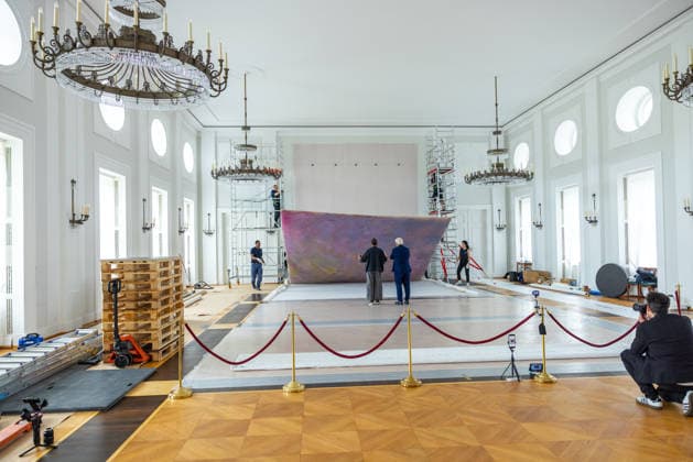 Sanierungsarbeiten im Schloss Bellevue Abbau des Kunstwerks von Künstler Gotthard Graubner im Großen Saal des Schlosses Bellevue. Deutschland, Berlin am 5. Mai 2026: Restauratorin Hana Streicher erläutert Bundespräsident Frank-Walter Steinmeier im großen Festsaal den Abbau des Kunstwerks. Im Zuge der über 600¯Millionen Euro teuren grundlegenden Sanierung des Amtssitzes des deutschen Bundespräsidenten werden an den Wandflächen der beiden Stirnseiten des Großen Saales zwei großformatige Farbraumkörper (Kissenbilder) des Künstlers Gotthard Graubner mit dem Titel Begegnungen (1988) abgehängt.