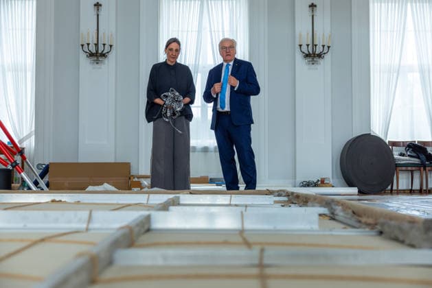 Sanierungsarbeiten im Schloss Bellevue Abbau des Kunstwerks von Künstler Gotthard Graubner im Großen Saal des Schlosses Bellevue. Deutschland, Berlin am 5. Mai 2026: Restauratorin Hana Streicher erläutert Bundespräsident Frank-Walter Steinmeier im großen Festsaal den Abbau des Kunstwerks. Im Zuge der über 600¯Millionen Euro teuren grundlegenden Sanierung des Amtssitzes des deutschen Bundespräsidenten werden an den Wandflächen der beiden Stirnseiten des Großen Saales zwei großformatige Farbraumkörper (Kissenbilder) des Künstlers Gotthard Graubner mit dem Titel Begegnungen (1988) abgehängt.