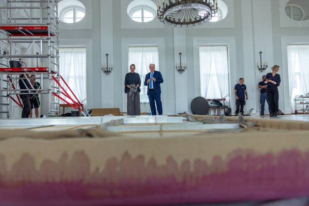 Sanierungsarbeiten im Schloss Bellevue Abbau des Kunstwerks von Künstler Gotthard Graubner im Großen Saal des Schlosses Bellevue. Deutschland, Berlin am 5. Mai 2026: Restauratorin Hana Streicher erläutert Bundespräsident Frank-Walter Steinmeier im großen Festsaal den Abbau des Kunstwerks. Im Zuge der über 600¯Millionen Euro teuren grundlegenden Sanierung des Amtssitzes des deutschen Bundespräsidenten werden an den Wandflächen der beiden Stirnseiten des Großen Saales zwei großformatige Farbraumkörper (Kissenbilder) des Künstlers Gotthard Graubner mit dem Titel Begegnungen (1988) abgehängt.