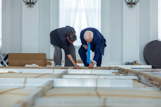 Sanierungsarbeiten im Schloss Bellevue Abbau des Kunstwerks von Künstler Gotthard Graubner im Großen Saal des Schlosses Bellevue. Deutschland, Berlin am 5. Mai 2026: Restauratorin Hana Streicher erläutert Bundespräsident Frank-Walter Steinmeier im großen Festsaal den Abbau des Kunstwerks. Im Zuge der über 600¯Millionen Euro teuren grundlegenden Sanierung des Amtssitzes des deutschen Bundespräsidenten werden an den Wandflächen der beiden Stirnseiten des Großen Saales zwei großformatige Farbraumkörper (Kissenbilder) des Künstlers Gotthard Graubner mit dem Titel Begegnungen (1988) abgehängt.