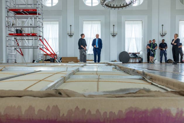 Sanierungsarbeiten im Schloss Bellevue Abbau des Kunstwerks von Künstler Gotthard Graubner im Großen Saal des Schlosses Bellevue. Deutschland, Berlin am 5. Mai 2026: Restauratorin Hana Streicher erläutert Bundespräsident Frank-Walter Steinmeier im großen Festsaal den Abbau des Kunstwerks. Im Zuge der über 600¯Millionen Euro teuren grundlegenden Sanierung des Amtssitzes des deutschen Bundespräsidenten werden an den Wandflächen der beiden Stirnseiten des Großen Saales zwei großformatige Farbraumkörper (Kissenbilder) des Künstlers Gotthard Graubner mit dem Titel Begegnungen (1988) abgehängt.