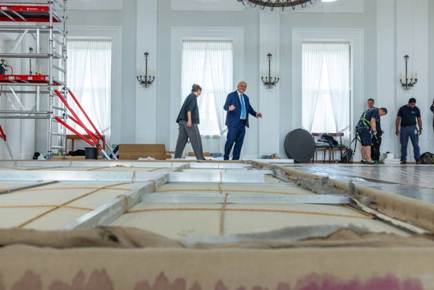 Sanierungsarbeiten im Schloss Bellevue Abbau des Kunstwerks von Künstler Gotthard Graubner im Großen Saal des Schlosses Bellevue. Deutschland, Berlin am 5. Mai 2026: Restauratorin Hana Streicher erläutert Bundespräsident Frank-Walter Steinmeier im großen Festsaal den Abbau des Kunstwerks. Im Zuge der über 600¯Millionen Euro teuren grundlegenden Sanierung des Amtssitzes des deutschen Bundespräsidenten werden an den Wandflächen der beiden Stirnseiten des Großen Saales zwei großformatige Farbraumkörper (Kissenbilder) des Künstlers Gotthard Graubner mit dem Titel Begegnungen (1988) abgehängt.