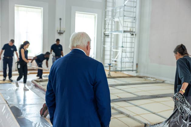 Sanierungsarbeiten im Schloss Bellevue Abbau des Kunstwerks von Künstler Gotthard Graubner im Großen Saal des Schlosses Bellevue. Deutschland, Berlin am 5. Mai 2026: Bundespräsident Frank-Walter Steinmeier im großen Festsaal während des Abbaus des Kunstwerks. Im Zuge der über 600¯Millionen Euro teuren grundlegenden Sanierung des Amtssitzes des deutschen Bundespräsidenten werden an den Wandflächen der beiden Stirnseiten des Großen Saales zwei großformatige Farbraumkörper (Kissenbilder) des Künstlers Gotthard Graubner mit dem Titel Begegnungen (1988) abgehängt.