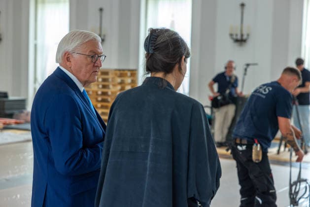 Sanierungsarbeiten im Schloss Bellevue Abbau des Kunstwerks von Künstler Gotthard Graubner im Großen Saal des Schlosses Bellevue. Deutschland, Berlin am 5. Mai 2026: Restauratorin Hana Streicher erläutert Bundespräsident Frank-Walter Steinmeier im großen Festsaal den Abbau des Kunstwerks. Im Zuge der über 600¯Millionen Euro teuren grundlegenden Sanierung des Amtssitzes des deutschen Bundespräsidenten werden an den Wandflächen der beiden Stirnseiten des Großen Saales zwei großformatige Farbraumkörper (Kissenbilder) des Künstlers Gotthard Graubner mit dem Titel Begegnungen (1988) abgehängt.
