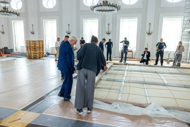 Sanierungsarbeiten im Schloss Bellevue Abbau des Kunstwerks von Künstler Gotthard Graubner im Großen Saal des Schlosses Bellevue. Deutschland, Berlin am 5. Mai 2026: Restauratorin Hana Streicher erläutert Bundespräsident Frank-Walter Steinmeier im großen Festsaal den Abbau des Kunstwerks. Im Zuge der über 600¯Millionen Euro teuren grundlegenden Sanierung des Amtssitzes des deutschen Bundespräsidenten werden an den Wandflächen der beiden Stirnseiten des Großen Saales zwei großformatige Farbraumkörper (Kissenbilder) des Künstlers Gotthard Graubner mit dem Titel Begegnungen (1988) abgehängt.