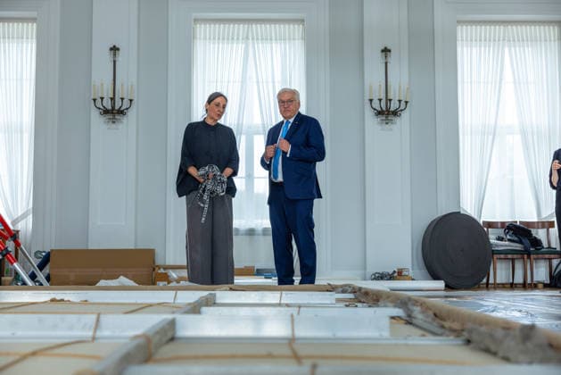Sanierungsarbeiten im Schloss Bellevue Abbau des Kunstwerks von Künstler Gotthard Graubner im Großen Saal des Schlosses Bellevue. Deutschland, Berlin am 5. Mai 2026: Restauratorin Hana Streicher erläutert Bundespräsident Frank-Walter Steinmeier im großen Festsaal den Abbau des Kunstwerks. Im Zuge der über 600¯Millionen Euro teuren grundlegenden Sanierung des Amtssitzes des deutschen Bundespräsidenten werden an den Wandflächen der beiden Stirnseiten des Großen Saales zwei großformatige Farbraumkörper (Kissenbilder) des Künstlers Gotthard Graubner mit dem Titel Begegnungen (1988) abgehängt.