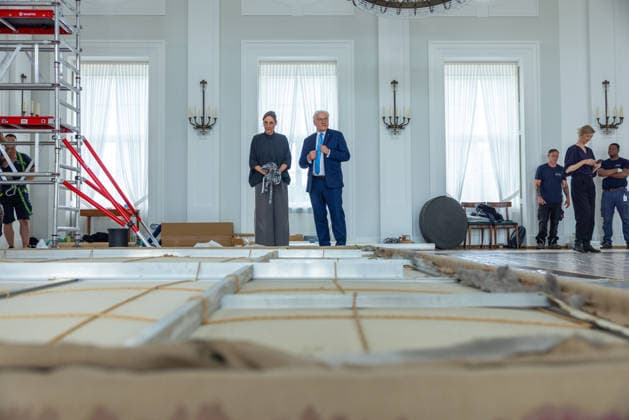 Sanierungsarbeiten im Schloss Bellevue Abbau des Kunstwerks von Künstler Gotthard Graubner im Großen Saal des Schlosses Bellevue. Deutschland, Berlin am 5. Mai 2026: Restauratorin Hana Streicher erläutert Bundespräsident Frank-Walter Steinmeier im großen Festsaal den Abbau des Kunstwerks. Im Zuge der über 600¯Millionen Euro teuren grundlegenden Sanierung des Amtssitzes des deutschen Bundespräsidenten werden an den Wandflächen der beiden Stirnseiten des Großen Saales zwei großformatige Farbraumkörper (Kissenbilder) des Künstlers Gotthard Graubner mit dem Titel Begegnungen (1988) abgehängt.