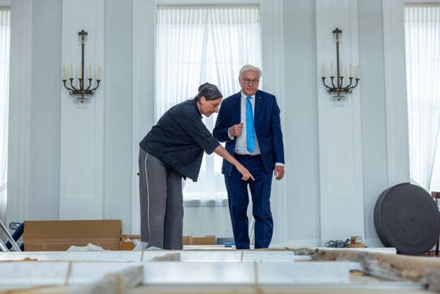 Sanierungsarbeiten im Schloss Bellevue Abbau des Kunstwerks von Künstler Gotthard Graubner im Großen Saal des Schlosses Bellevue. Deutschland, Berlin am 5. Mai 2026: Restauratorin Hana Streicher erläutert Bundespräsident Frank-Walter Steinmeier im großen Festsaal den Abbau des Kunstwerks. Im Zuge der über 600¯Millionen Euro teuren grundlegenden Sanierung des Amtssitzes des deutschen Bundespräsidenten werden an den Wandflächen der beiden Stirnseiten des Großen Saales zwei großformatige Farbraumkörper (Kissenbilder) des Künstlers Gotthard Graubner mit dem Titel Begegnungen (1988) abgehängt.