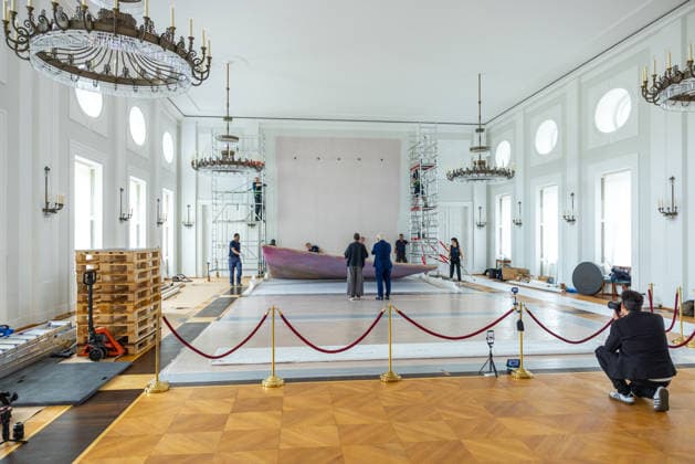 Sanierungsarbeiten im Schloss Bellevue Abbau des Kunstwerks von Künstler Gotthard Graubner im Großen Saal des Schlosses Bellevue. Deutschland, Berlin am 5. Mai 2026: Restauratorin Hana Streicher erläutert Bundespräsident Frank-Walter Steinmeier im großen Festsaal den Abbau des Kunstwerks. Im Zuge der über 600¯Millionen Euro teuren grundlegenden Sanierung des Amtssitzes des deutschen Bundespräsidenten werden an den Wandflächen der beiden Stirnseiten des Großen Saales zwei großformatige Farbraumkörper (Kissenbilder) des Künstlers Gotthard Graubner mit dem Titel Begegnungen (1988) abgehängt.