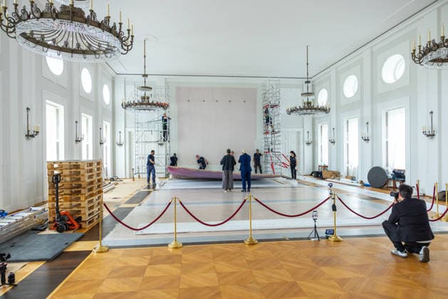 Sanierungsarbeiten im Schloss Bellevue Abbau des Kunstwerks von Künstler Gotthard Graubner im Großen Saal des Schlosses Bellevue. Deutschland, Berlin am 5. Mai 2026: Restauratorin Hana Streicher erläutert Bundespräsident Frank-Walter Steinmeier im großen Festsaal den Abbau des Kunstwerks. Im Zuge der über 600¯Millionen Euro teuren grundlegenden Sanierung des Amtssitzes des deutschen Bundespräsidenten werden an den Wandflächen der beiden Stirnseiten des Großen Saales zwei großformatige Farbraumkörper (Kissenbilder) des Künstlers Gotthard Graubner mit dem Titel Begegnungen (1988) abgehängt.