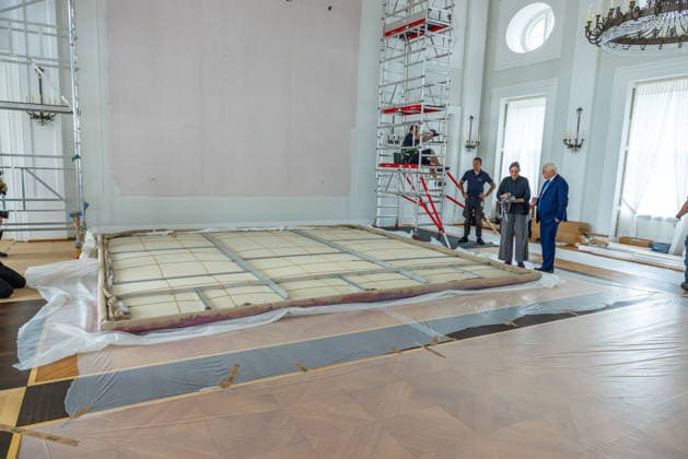 Sanierungsarbeiten im Schloss Bellevue Abbau des Kunstwerks von Künstler Gotthard Graubner im Großen Saal des Schlosses Bellevue. Deutschland, Berlin am 5. Mai 2026: Restauratorin Hana Streicher erläutert Bundespräsident Frank-Walter Steinmeier im großen Festsaal den Abbau des Kunstwerks. Im Zuge der über 600¯Millionen Euro teuren grundlegenden Sanierung des Amtssitzes des deutschen Bundespräsidenten werden an den Wandflächen der beiden Stirnseiten des Großen Saales zwei großformatige Farbraumkörper (Kissenbilder) des Künstlers Gotthard Graubner mit dem Titel Begegnungen (1988) abgehängt.