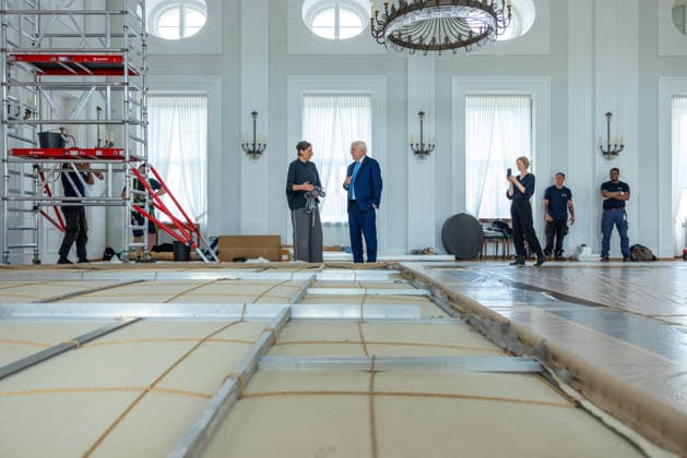 Sanierungsarbeiten im Schloss Bellevue Abbau des Kunstwerks von Künstler Gotthard Graubner im Großen Saal des Schlosses Bellevue. Deutschland, Berlin am 5. Mai 2026: Restauratorin Hana Streicher erläutert Bundespräsident Frank-Walter Steinmeier im großen Festsaal den Abbau des Kunstwerks. Im Zuge der über 600¯Millionen Euro teuren grundlegenden Sanierung des Amtssitzes des deutschen Bundespräsidenten werden an den Wandflächen der beiden Stirnseiten des Großen Saales zwei großformatige Farbraumkörper (Kissenbilder) des Künstlers Gotthard Graubner mit dem Titel Begegnungen (1988) abgehängt.