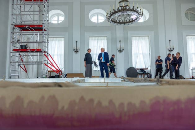 Sanierungsarbeiten im Schloss Bellevue Abbau des Kunstwerks von Künstler Gotthard Graubner im Großen Saal des Schlosses Bellevue. Deutschland, Berlin am 5. Mai 2026: Restauratorin Hana Streicher erläutert Bundespräsident Frank-Walter Steinmeier im großen Festsaal den Abbau des Kunstwerks. Im Zuge der über 600¯Millionen Euro teuren grundlegenden Sanierung des Amtssitzes des deutschen Bundespräsidenten werden an den Wandflächen der beiden Stirnseiten des Großen Saales zwei großformatige Farbraumkörper (Kissenbilder) des Künstlers Gotthard Graubner mit dem Titel Begegnungen (1988) abgehängt.