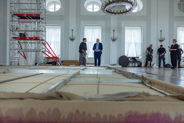 Sanierungsarbeiten im Schloss Bellevue Abbau des Kunstwerks von Künstler Gotthard Graubner im Großen Saal des Schlosses Bellevue. Deutschland, Berlin am 5. Mai 2026: Restauratorin Hana Streicher erläutert Bundespräsident Frank-Walter Steinmeier im großen Festsaal den Abbau des Kunstwerks. Im Zuge der über 600¯Millionen Euro teuren grundlegenden Sanierung des Amtssitzes des deutschen Bundespräsidenten werden an den Wandflächen der beiden Stirnseiten des Großen Saales zwei großformatige Farbraumkörper (Kissenbilder) des Künstlers Gotthard Graubner mit dem Titel Begegnungen (1988) abgehängt.