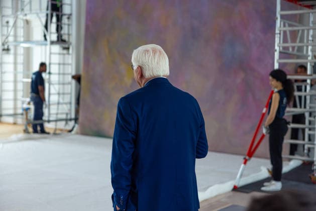 Sanierungsarbeiten im Schloss Bellevue Abbau des Kunstwerks von Künstler Gotthard Graubner im Großen Saal des Schlosses Bellevue. Deutschland, Berlin am 5. Mai 2026: Bundespräsident Frank-Walter Steinmeier im großen Festsaal während des Abbaus des Kunstwerks. Im Zuge der über 600¯Millionen Euro teuren grundlegenden Sanierung des Amtssitzes des deutschen Bundespräsidenten werden an den Wandflächen der beiden Stirnseiten des Großen Saales zwei großformatige Farbraumkörper (Kissenbilder) des Künstlers Gotthard Graubner mit dem Titel Begegnungen (1988) abgehängt.