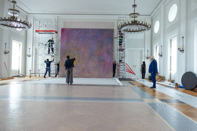 Sanierungsarbeiten im Schloss Bellevue Abbau des Kunstwerks von Künstler Gotthard Graubner im Großen Saal des Schlosses Bellevue. Deutschland, Berlin am 5. Mai 2026: Restauratorin Hana Streicher erläutert Bundespräsident Frank-Walter Steinmeier im großen Festsaal den Abbau des Kunstwerks. Im Zuge der über 600¯Millionen Euro teuren grundlegenden Sanierung des Amtssitzes des deutschen Bundespräsidenten werden an den Wandflächen der beiden Stirnseiten des Großen Saales zwei großformatige Farbraumkörper (Kissenbilder) des Künstlers Gotthard Graubner mit dem Titel Begegnungen (1988) abgehängt.