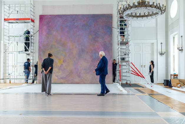 Sanierungsarbeiten im Schloss Bellevue Abbau des Kunstwerks von Künstler Gotthard Graubner im Großen Saal des Schlosses Bellevue. Deutschland, Berlin am 5. Mai 2026: Restauratorin Hana Streicher erläutert Bundespräsident Frank-Walter Steinmeier im großen Festsaal den Abbau des Kunstwerks. Im Zuge der über 600¯Millionen Euro teuren grundlegenden Sanierung des Amtssitzes des deutschen Bundespräsidenten werden an den Wandflächen der beiden Stirnseiten des Großen Saales zwei großformatige Farbraumkörper (Kissenbilder) des Künstlers Gotthard Graubner mit dem Titel Begegnungen (1988) abgehängt.