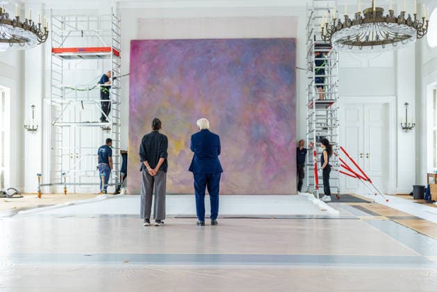 Sanierungsarbeiten im Schloss Bellevue Abbau des Kunstwerks von Künstler Gotthard Graubner im Großen Saal des Schlosses Bellevue. Deutschland, Berlin am 5. Mai 2026: Restauratorin Hana Streicher erläutert Bundespräsident Frank-Walter Steinmeier im großen Festsaal den Abbau des Kunstwerks. Im Zuge der über 600¯Millionen Euro teuren grundlegenden Sanierung des Amtssitzes des deutschen Bundespräsidenten werden an den Wandflächen der beiden Stirnseiten des Großen Saales zwei großformatige Farbraumkörper (Kissenbilder) des Künstlers Gotthard Graubner mit dem Titel Begegnungen (1988) abgehängt.