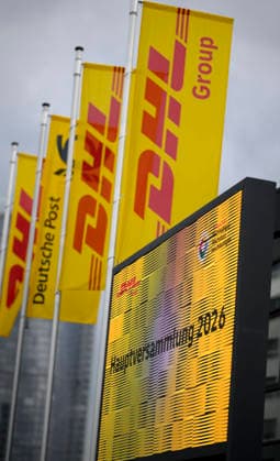 Fahnen und Flaggen der DHL mit Logo vor der HPV. Ordentliche Hauptversammlung der Deutsche Post AG, am 05.05.2026 in Bonn Deutschland. @ World Conference Center