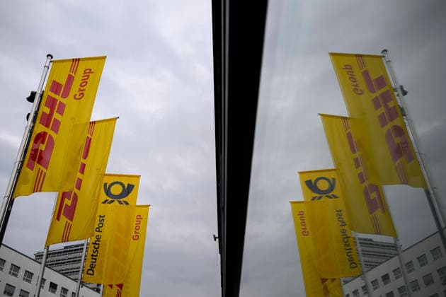 Fahnen und Flaggen der DHL mit Logo vor der HPV. Ordentliche Hauptversammlung der Deutsche Post AG, am 05.05.2026 in Bonn Deutschland. @ World Conference Center