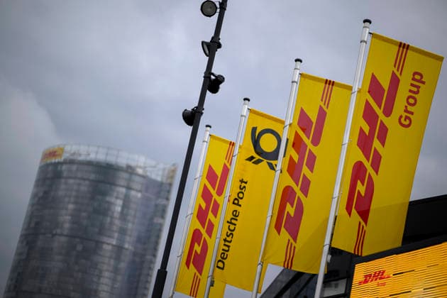 Fahnen und Flaggen der DHL mit Logo vor der HPV im Hintergrund der Posttower. Ordentliche Hauptversammlung der Deutsche Post AG, am 05.05.2026 in Bonn Deutschland. @ World Conference Center