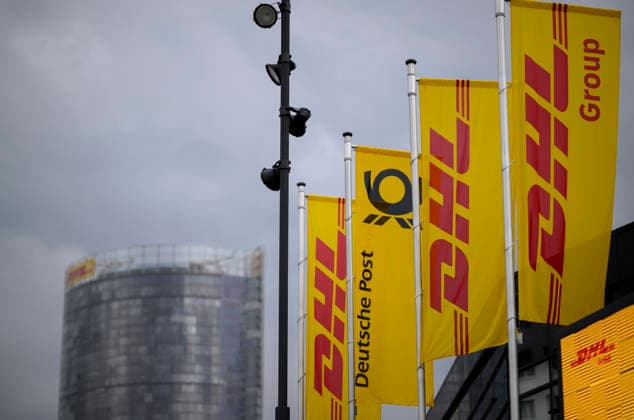 Fahnen und Flaggen der DHL mit Logo vor der HPV im Hintergrund der Posttower. Ordentliche Hauptversammlung der Deutsche Post AG, am 05.05.2026 in Bonn Deutschland. @ World Conference Center