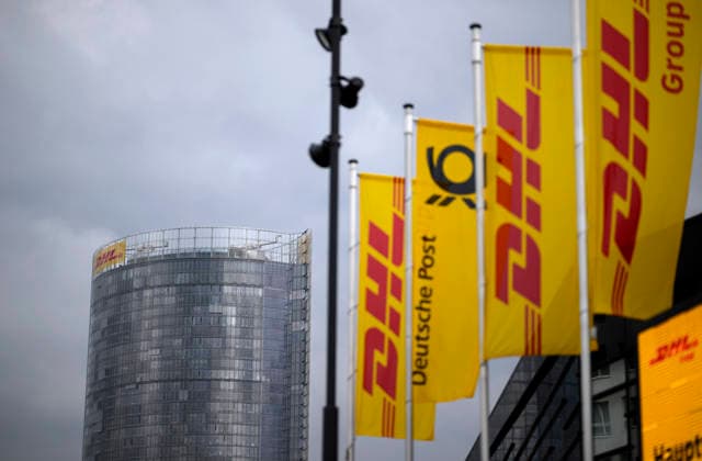 Fahnen und Flaggen der DHL mit Logo vor der HPV im Hintergrund der Posttower. Ordentliche Hauptversammlung der Deutsche Post AG, am 05.05.2026 in Bonn Deutschland. @ World Conference Center