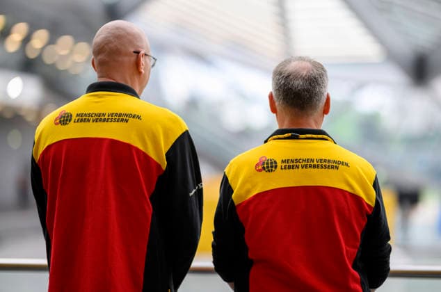 Feature, Mitarbeiter in DHL Kleidung mit dem Slogan - Menschen verbinden, Leben verbessern -. Ordentliche Hauptversammlung der Deutsche Post AG, am 05.05.2026 in Bonn Deutschland. @ World Conference Center