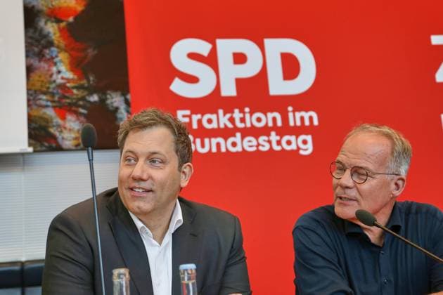 Berlin, Deutschland, 05.05.2026: Deutscher Bundestag: SPD-Fraktionssitzung: Matthias Miersch (SPD) und Bundesminister der Finanzen Lars Klingbeil (SPD) geben ein Statement Copyright: xdtsxNachrichtenagenturx dts_117726