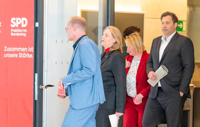 Matthias Miersch + Bärbel Bas + Lars Klingbeil EUR, Deutschland, Berlin: 05.05.2026: Pressestatement vor der Fraktionssitzung mit dem Fraktionsvorsitzenden Matthias Miersch (SPD), Lars Klingbeil (SPD), Bundesminister der Finanzen, Vizekanzler und Bärbel Bas (SPD), Bundesministerin für Arbeit und Soziales.