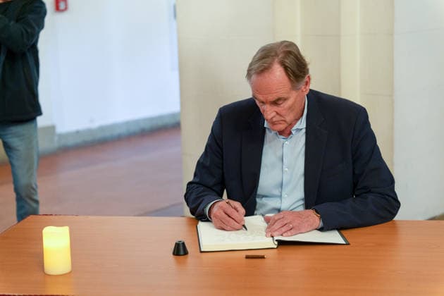 Leipzig - Amokfahrt durch die Innenstadt: OB Jung legt Kranz nieder - neue Informationen zum Beschuldigten Leipzigs Oberbürgermeister Burkhard Jung trug sich vor der Kranzniederlegung zunächst in das Kondolenzbuch der Stadt ein und legte anschließend am Paulinum auf dem Augustusplatz einen Kranz zum Gedenken an die Opfer der Amokfahrt in der Leipziger Innenstadt nieder. Am Nachmittag wird er gemeinsam mit Sachsens Ministerpräsident Michael Kretschmer (CDU) um 17.00 Uhr an einem Gedenkgottesdienst in der Nikolaikirche teilnehmen. Zusätzliche Informationen: Nach Angaben des Sächsischen Staatsministeriums für Soziales, Gesundheit und gesellschaftlichen Zusammenhalt hielt sich der Beschuldigte zuvor auf eigenen Wunsch freiwillig in stat Copyright: xEHLxMedia JohannesxLandgrafx 20260505_amokfahrt-tag2-kranz-leipzig-jl_6