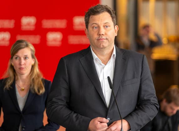 Lars Klingbeil EUR, Deutschland, Berlin: 21.04.2026: Pressestatement vor der Fraktionssitzung mit Lars Klingbeil
