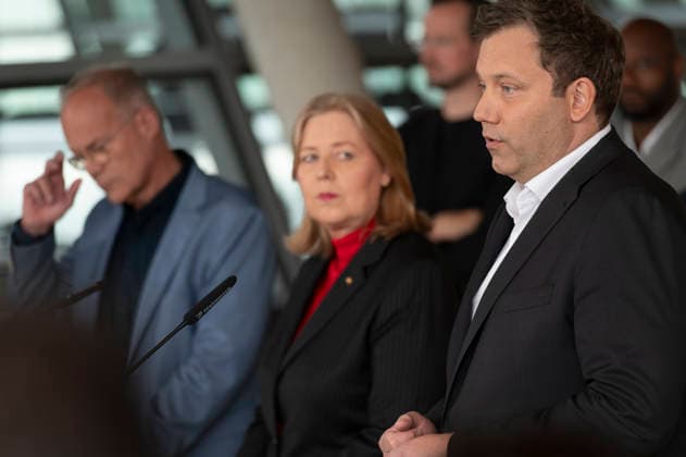 Matthias Miersch + Bärbel Bas + Lars Klingbeil EUR, Deutschland, Berlin: 05.05.2026: Pressestatement vor der Fraktionssitzung mit dem Fraktionsvorsitzenden Matthias Miersch (SPD), Lars Klingbeil (SPD), Bundesminister der Finanzen, Vizekanzler und Bärbel Bas (SPD), Bundesministerin für Arbeit und Soziales.