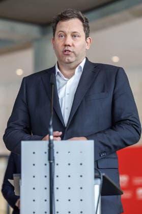Statement SPD Matthias Miersch, Baerbel Bas und Lars Klingbeil (SPD), Bundesfinanzminister bei einem Statement SPD am 05.05.26 in Berlin. Lars Klingbeil spricht zu den Anwesenden. Berlin Berlin Deutschland Reichstag