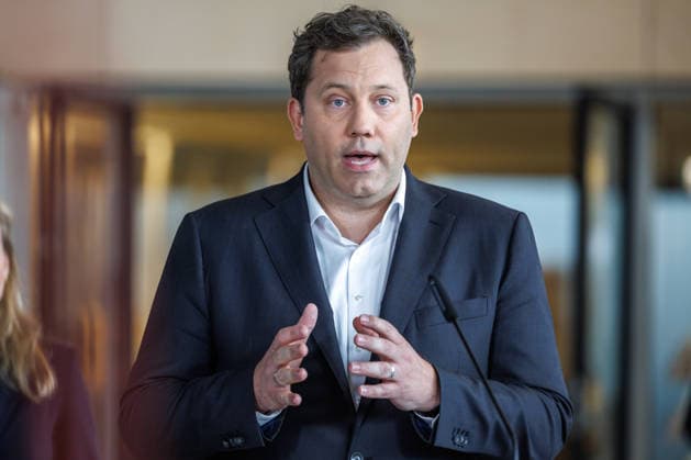 Statement SPD Matthias Miersch, Baerbel Bas und Lars Klingbeil (SPD), Bundesfinanzminister bei einem Statement SPD am 05.05.26 in Berlin. Lars Klingbeil spricht zu den Anwesenden. Berlin Berlin Deutschland Reichstag