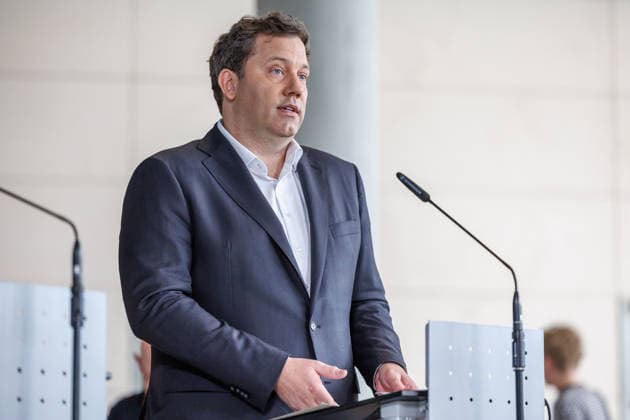 Statement SPD Matthias Miersch, Baerbel Bas und Lars Klingbeil (SPD), Bundesfinanzminister bei einem Statement SPD am 05.05.26 in Berlin. Lars Klingbeil spricht zu den Anwesenden. Berlin Berlin Deutschland Reichstag