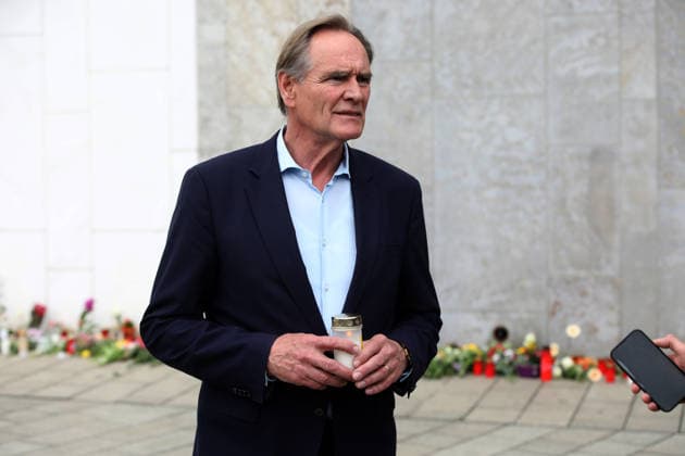 spurensuche nach amokfart in leipzig Leipzig , 05.05.2036 Einen Tag nach der Amokfahrt von Jeffrey K. in der Grimmaische Straße in der Leipziger Innenstadt legen der Oberbürgermeister Burkhard Jung (SPD) einen Kranz von der Stadt nieder Sachsen deutschland Copyright: xMatthiasxGränzdörferx