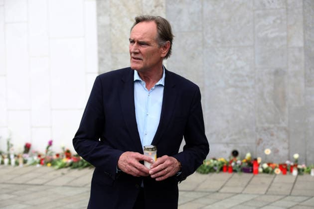spurensuche nach amokfart in leipzig Leipzig , 05.05.2036 Einen Tag nach der Amokfahrt von Jeffrey K. in der Grimmaische Straße in der Leipziger Innenstadt legen der Oberbürgermeister Burkhard Jung (SPD) einen Kranz von der Stadt nieder Sachsen deutschland Copyright: xMatthiasxGränzdörferx