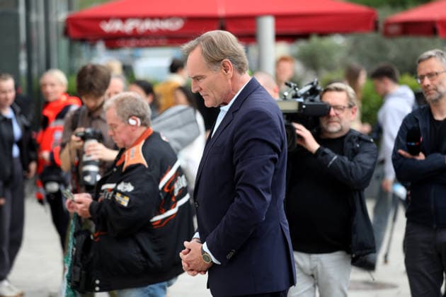 spurensuche nach amokfart in leipzig Leipzig , 05.05.2036 Einen Tag nach der Amokfahrt von Jeffrey K. in der Grimmaische Straße in der Leipziger Innenstadt legen der Oberbürgermeister Burkhard Jung (SPD) einen Kranz von der Stadt nieder Sachsen deutschland Copyright: xMatthiasxGränzdörferx