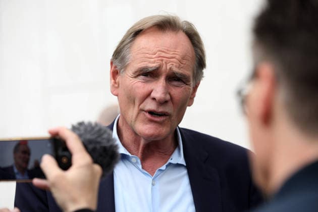 spurensuche nach amokfart in leipzig Leipzig , 05.05.2036 Einen Tag nach der Amokfahrt von Jeffrey K. in der Grimmaische Straße in der Leipziger Innenstadt legen der Oberbürgermeister Burkhard Jung (SPD) einen Kranz von der Stadt nieder Sachsen deutschland Copyright: xMatthiasxGränzdörferx